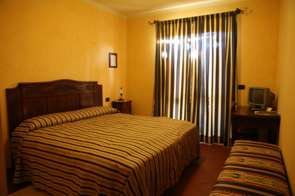Agriturismo La Virginia Villa Revello Bagian luar foto