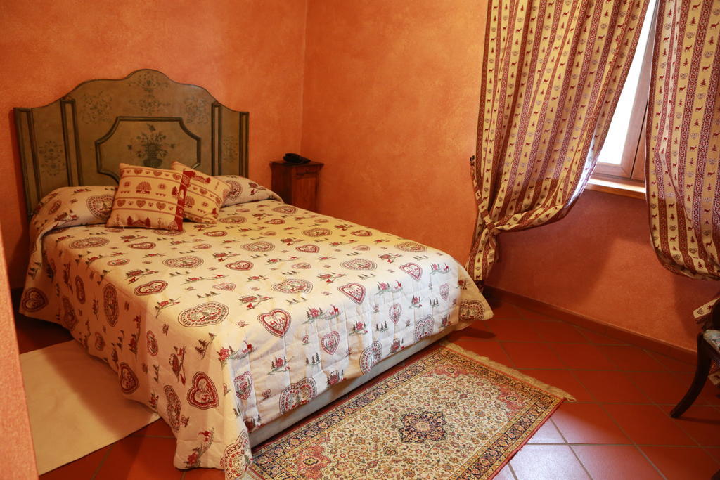Agriturismo La Virginia Villa Revello Bagian luar foto