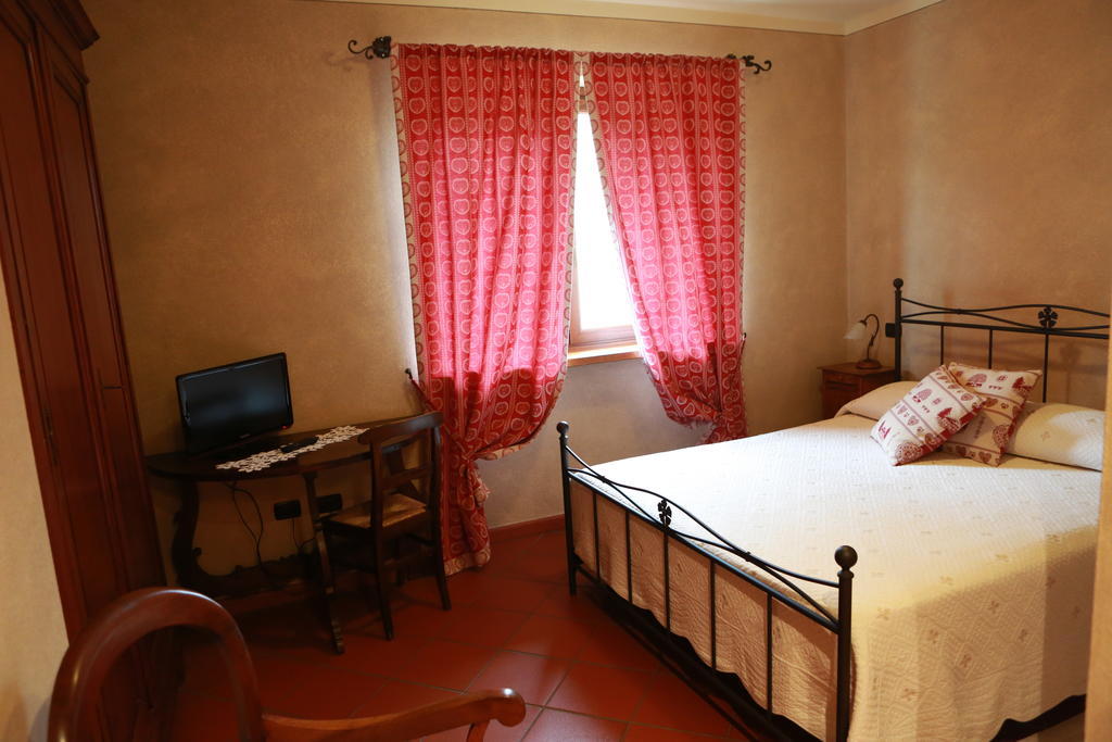 Agriturismo La Virginia Villa Revello Bagian luar foto